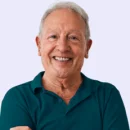 Homem branco de terceira idade sorrindo para a camera