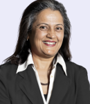 Mulher de cabelos grisalhos sorrindo