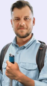 Homem com auxiliador de caminhada olhando para a camera