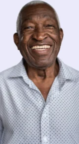 Homem negro de terceira idade sorrindo para a camera