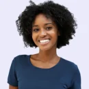 Mulher jovem negra sorrindo para a camera